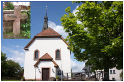 Der Weg f�hrt an der Ev. Kirche mit dem S�hnekreuz vorbei