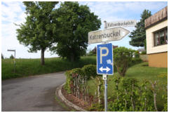 Der Weg f�hrt aus dem Dorf heraus