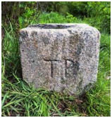 Der klassische TP-Stein aus dem Jahr 1899 diente lange als Referenzpunkt f�r die H�he des Berges (672,89 m)
