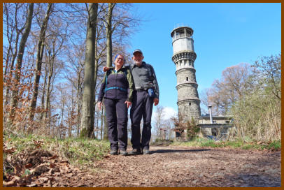 Der Aussichtsturm steht auf h�chstem Grund des Berges Hohes Gras