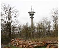 Unweit vom Gipfel des Eisenberges steht ein Fernmeldeturm