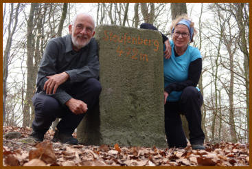 Den Gipfelstein auf dem Staufenberg muss man im weglosen Gel�nde suchen