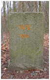 W.K. steht f�r Wilhelm Kurf�rst; der Messstein wurde im Jahr 1836 errichtet